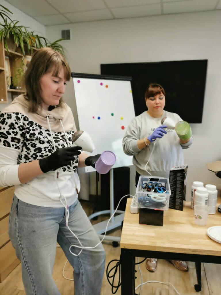 Warsztaty INTEURO w Ostrowcu Świętokrzyskim – dekoracje ogrodowe z materiałów recyklingowych