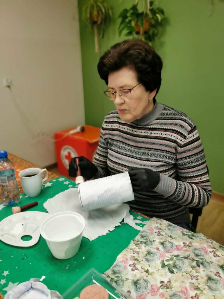 Dekoracje z materiałów recyklingowych wykonywane techniką decoupage